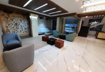 LA GRRANDE MALAR allows 18 year olds to book a room