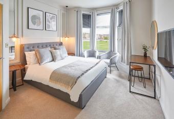 Host & Stay - North Marine House allows 18 year olds to book a room