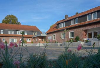 Hotel Zur Erholung & Restaurant Amme s Landhaus allows 18 year olds to book a room