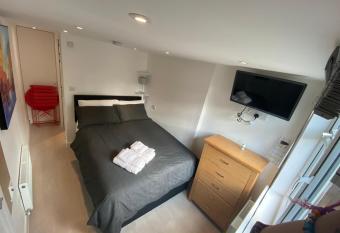 Comfortable cosy double ensuite room  Karibu  allows 18 year olds to book a room