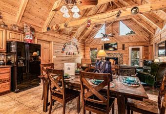 Branson Hideaway Cabin with GameRoom has Balcony rooms