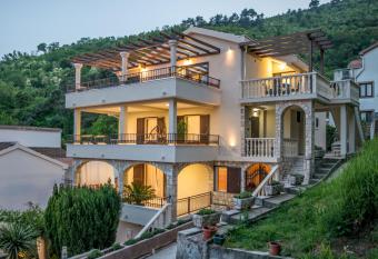 Villa Danigo has Balcony rooms