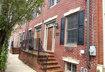 Alina & Fanny - Philadelphia 1212 Mt Vernon St has Balcony rooms