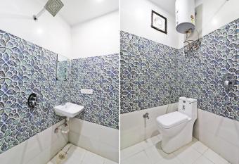 Airport Hotel Moody Moon has rooms with a private hot tub