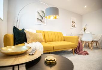 Luxe Torquay Central Apartments Overlooking Harbour Near Babbacoombe & Beach allows 18 year olds to book a room