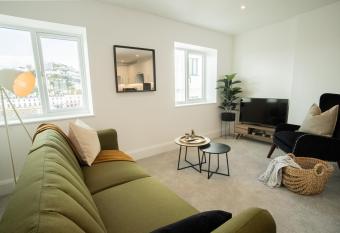 Boutique Apartments Torquay Overlooking Harbour - Near Babbacombe & Beach allows 18 year olds to book a room