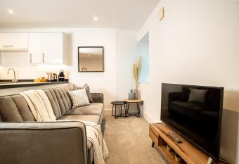 Luxury Boutique Harbour Apartments - Heart of Torquay - Near Babbacoombe & Beach allows 18 year olds to book a room