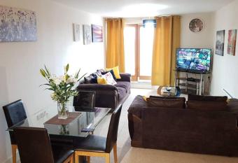 KCS Birmingham City Apartment with Balcony/Parking allows 18 year olds to book a room