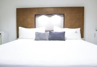 Hotel Para  so Inn has rooms with a private hot tub