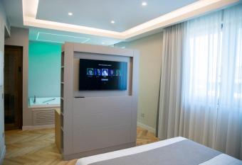 Hotel Ristorante Aeclanum has rooms with a private hot tub