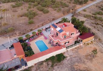 villa paradis chambre d hotes has rooms with a private hot tub