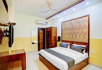 Collection O Green Lotus allows 18 year olds to book a room