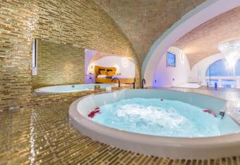 Budapest Presidential has rooms with a private hot tub