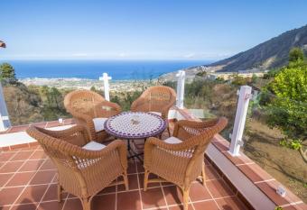 El Refugio de Maria allows 18 year olds to book a room