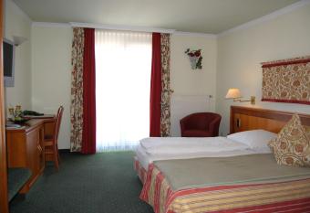 Hotel Ochsen has rooms with a private hot tub