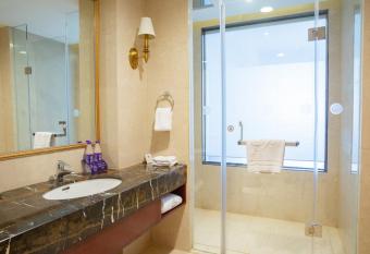 Holiday Inn Foshan Nanhai Central, an IHG Hotel has rooms with a private hot tub