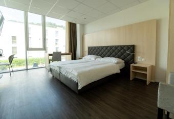 Los Lorentes Aparthotel Bern Airport allows 18 year olds to book a room