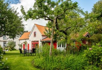 Atelierhaus Gl  cksburg Sandwig allows 18 year olds to book a room