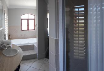 Villa Tuscana has rooms with a private hot tub