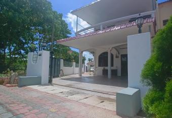 Cozy Corner House #4 Bedroom #3 Bathroom allows 18 year olds to book a room