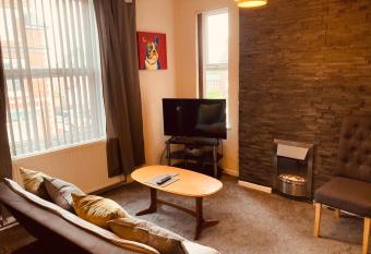 Charming Spacious Apartment, Kidderminster allows 18 year olds to book a room