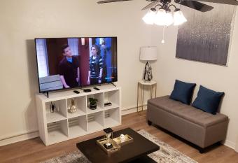 Comfortable Townhome 2br 1-5ba - Near Uf & Shopping Dining allows 18 year olds to book a room