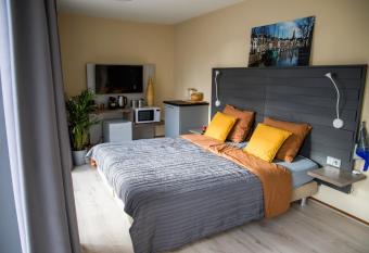 Hotel The Happy Traveler has Balcony rooms