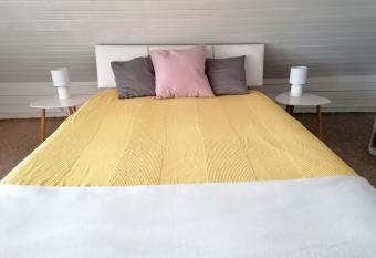 Angelic Cottage and BikePoint (A Birtok - Vend  gh  z   s Biciklis b  zispont) has Balcony rooms