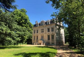 Le Clos du C  dre allows 18 year olds to book a room