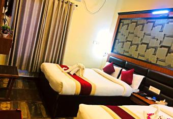 Hotel the Narayani has rooms with a private hot tub