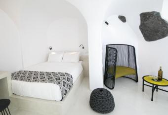 Luxury Santorini Villa Indoor Plunge Pool Caldera View 1 BDR Oia allows 18 year olds to book a room