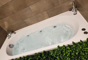 Small and Cozy Rooms - G has rooms with a private hot tub