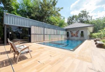 Capital O 75378 Thawapee Resort allows 18 year olds to book a room