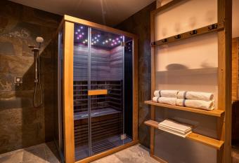 DaSus Lux&Wellness Apartments Sosana has rooms with a private hot tub