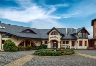 Go  ciniec Czarci M  yn allows 18 year olds to book a room