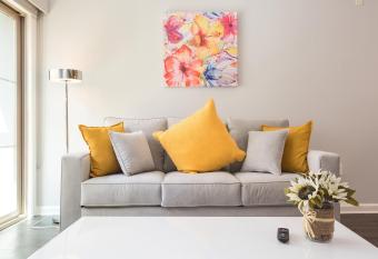 Near LBC Convention Center Two Bedroom Apartment with ensuite W&D - Free Parking has Balcony rooms