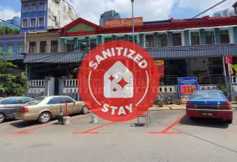 SPOT ON 90137 Casavilla Hotel Pudu allows 18 year olds to book a room