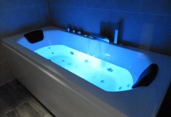 Intimo y Acogedor  has rooms with a private hot tub