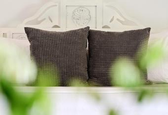 B4 BOUTIQUE has Balcony rooms