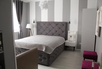 La Rose has Balcony rooms