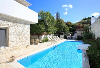 Villa Oasis has Balcony rooms