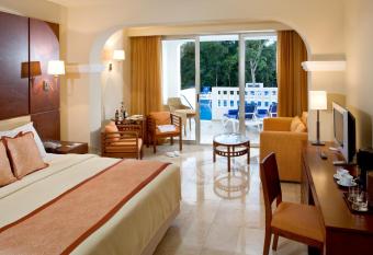 Grand Sunset Princess - All Inclusive has rooms with a private hot tub