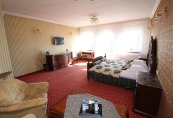 Z  ote Arkady allows 18 year olds to book a room