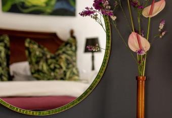 5 Rembrandt Guesthouse has rooms with a private hot tub