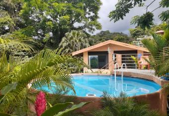 Encantada Guest House has rooms with a private hot tub