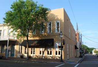 Natchez Manor Bed & Breakfast has Balcony rooms