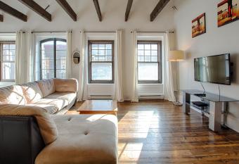Les Lofts St-Jo - Par Les Lofts Vieux-Qu  bec has Balcony rooms