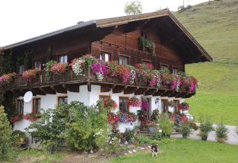 Lindbichlhof Urlaub am Bio Bauernhof has rooms with a private hot tub