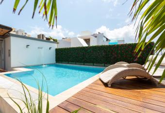 Deluxe Condos 42 has Balcony rooms