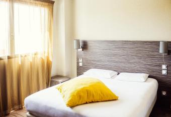 Kyriad Auray allows 18 year olds to book a room